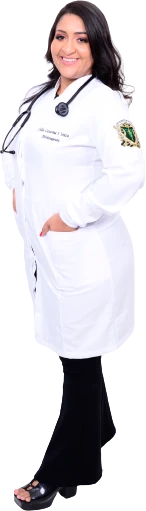 Fisioterapeuta Lídia Catarina de jaleco branco e estetoscópio, sorrindo